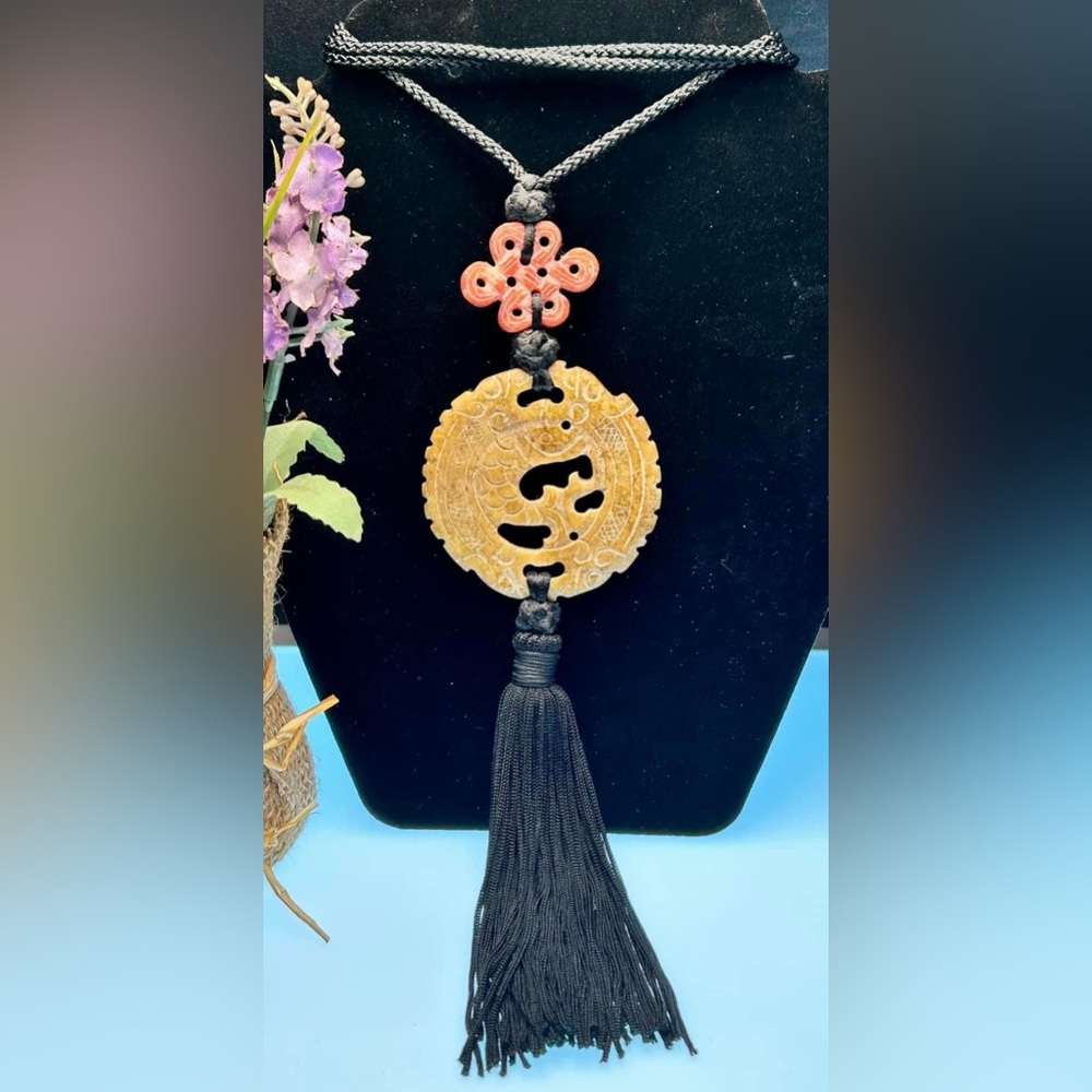 Elegant Gold and Black Pendant Necklace